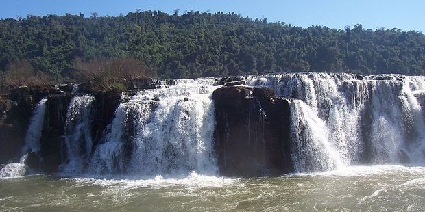 When the river level drops, the falls appear - in some places, the drop is as much as 12 metres. Photo / Creative Commons image by Wikimedia user Leandro Kibisz