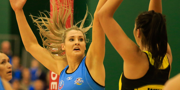 Steel's Jane Watson looks to block a shot by Pulse's Ameliaranne Wells. Photo / Photosport.co.nz