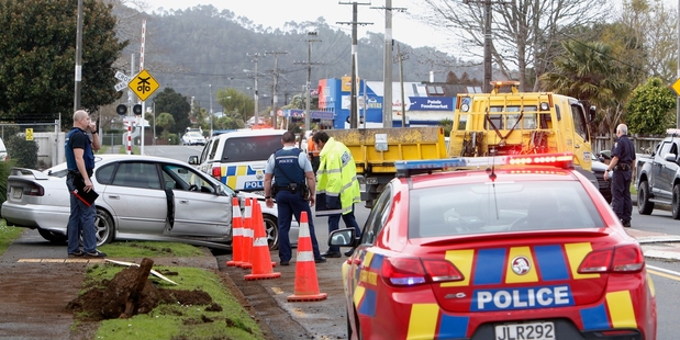 SHOOTING SCENE: Police examine a Subaru that a man crashed, before firing at pursuing police and stealing their patrol car on Kamo Rd yesterday. PHOTO/JOHNSTON