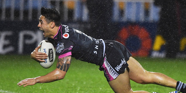 Shaun Johnson dives across to score the match-winning try for the Warriors in the 89th minute. Picture / Photosport