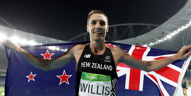Nick Willis celebrates after winning the bronze in the men's 1500m final. Photo /Getty