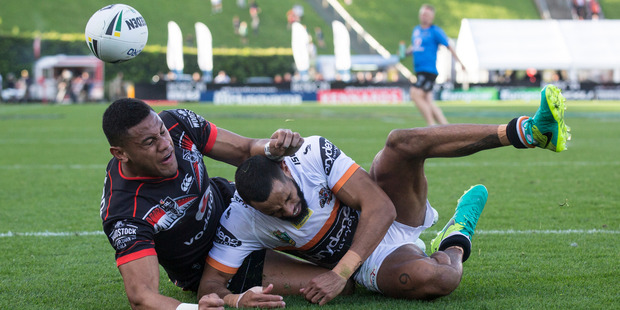 Warriors player David Fusitu'a is beaten to the ball by Joshua Addo-Carr. Photo / Dean Purcell
