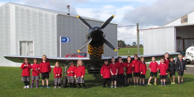 Pupils from Turuturu school with the Mustang.