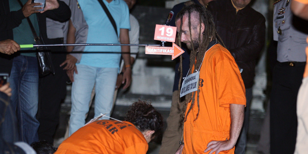 British man David Taylor, right, and his Australian girlfriend Sara Connor, left, re-enact of the killing of an Indonesian police officer at Kuta beach in Bali. Photo / AP