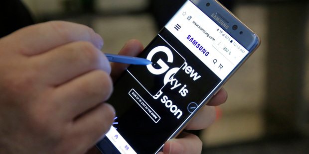 Qantas, Jetstar and Virgin Australia imposed the ban after Samsung recalled the Galaxy Note 7 smartphones. Photo / AP