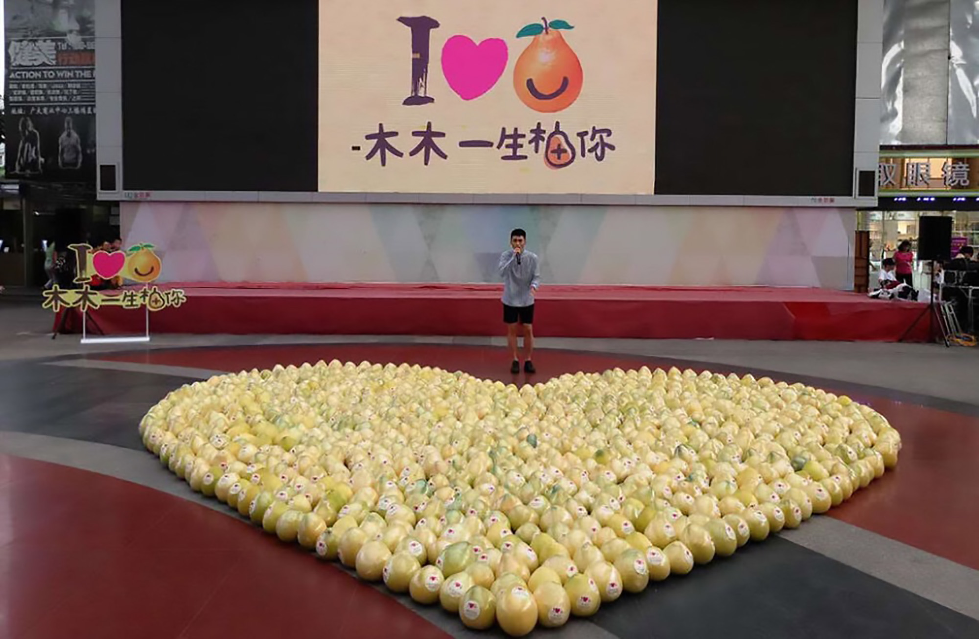 The man made a giant heart out of pomelos. Photo / Australscope