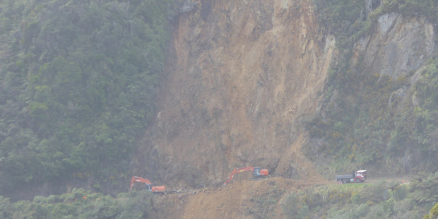 Work continuing on the southern side of the slip after a rockfall on the northern side this morning forced debris removal to cease. Photo / Teresa Smith