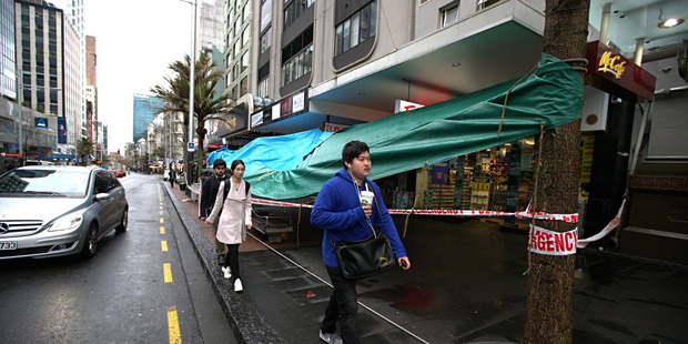 Police cordon on Queen Street after a man found overnight. 15 September 2016. Photo / Jason Oxenham.