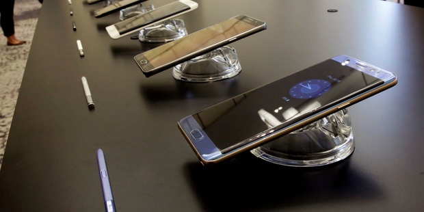 The Galaxy Note 7, foreground, is displayed in a New York launch. U.S. regulators have now issued an official recall of the phone. Photo / AP
