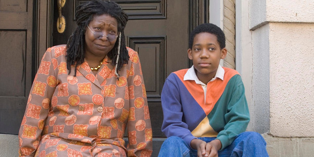 Whoopi Goldberg has no eyebrows during Everybody hates Chris.
