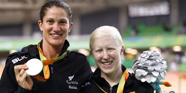 Laura Thompson (L) and Emma Foy of New Zealand pose with their silver medals after taking second in the Women's B 3000m Individual Pursuit Final. photo / Getty