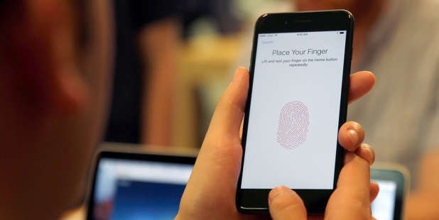 A customer sets up his new iPhone 7 Plus. The new device has two cameras for the first time. Photo / AP