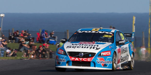 Jamie Whincup held out a fast-finishing Kiwi Scott McLaughlin.