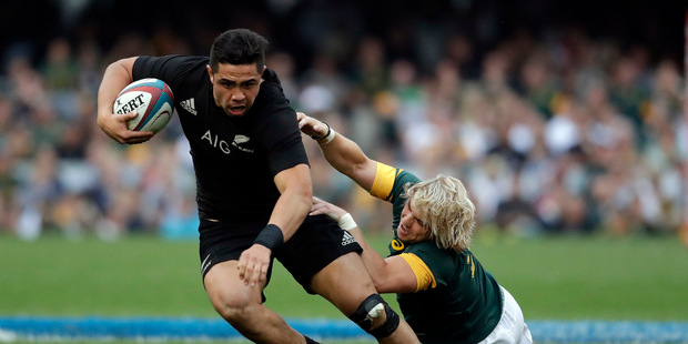 New Zealand's Anton Lienert-Brown, left, avoids a tackle by South Africa's Faf de Klerk, during the rugby championship match between South Africa and New Zealand. Photo/ AP.