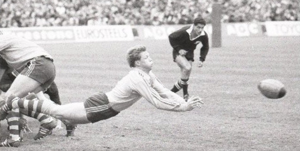 Wallabies Nick Farr-Jones passes the ball in the Bledisloe Cup test at Eden Park 1986. Photo / Herald archive
