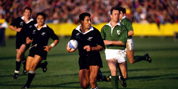 Frank Bunce in action during the rugby union match between the All Blacks and Ireland, 1992. Photo: Andrew Cornaga/PHOTOSPORT
