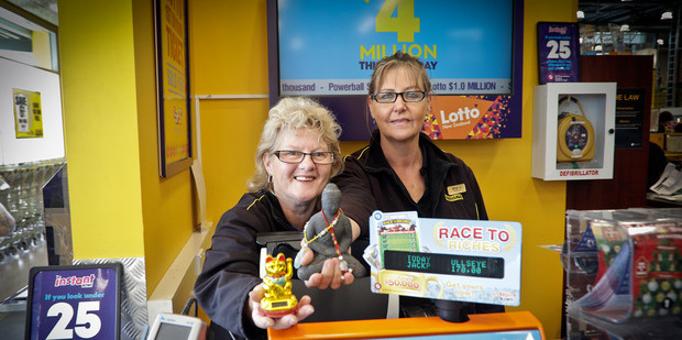 Gloria Goepel and Sharron Taylor at the lucky Papamoa Pak'nSave. Photo/Andrew Warner