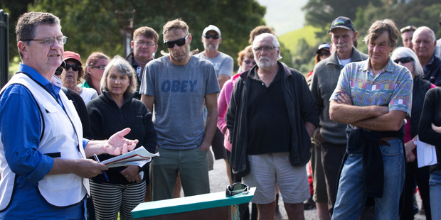 Civil Defence controller John Mackie briefs the residents of Hapuku, near Kaikoura, today. Photo / Alan Gibson