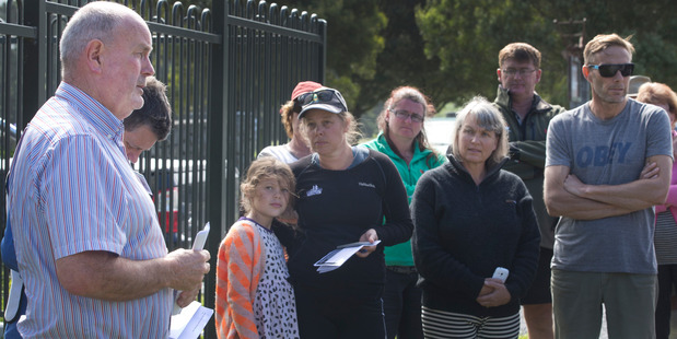Weary residents of Hapuku listen as Kaikoura mayor Winston Gray briefs them today on the relief operation. Photo / Alan Gibson