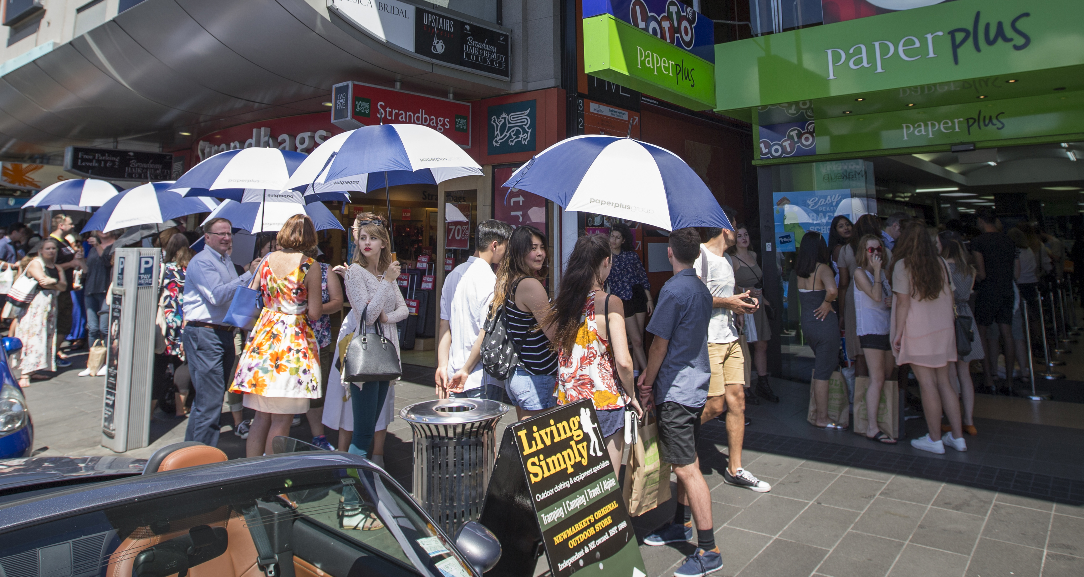 Fans were not deterred by the heat as they waited to meet Nigella. Photo / Greg Bowker
