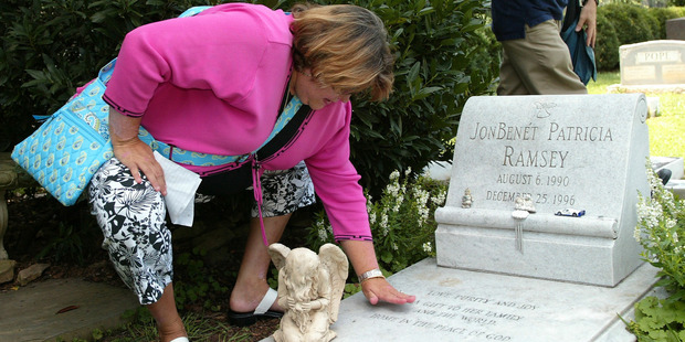Patsy Ramsey's sister Paulette Davis at JonBenet's grave in 2006. Photo / AP