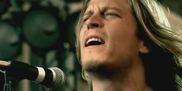 Rocker Wes Scantlin stormed off stage during an Ohio show after accusing a fan of stealing his house.
