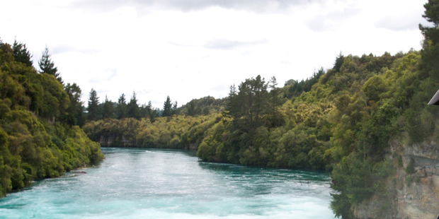 Police were told just before 9pm a man in the natural hot pools at Spa Park had swum into the main flow of the Waikato River. Photo / Sarah Ivey