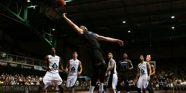 Breaker Tom Abercrombie is in fine form. Photo / Photosport