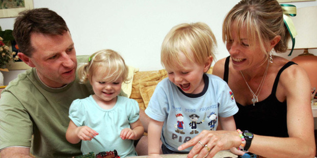 Gerry and Kate McCann plays with their twins Amelie and Sean in their appartment in Praia da Luz in Portugal 19 May 2007. Photo / Getty Images