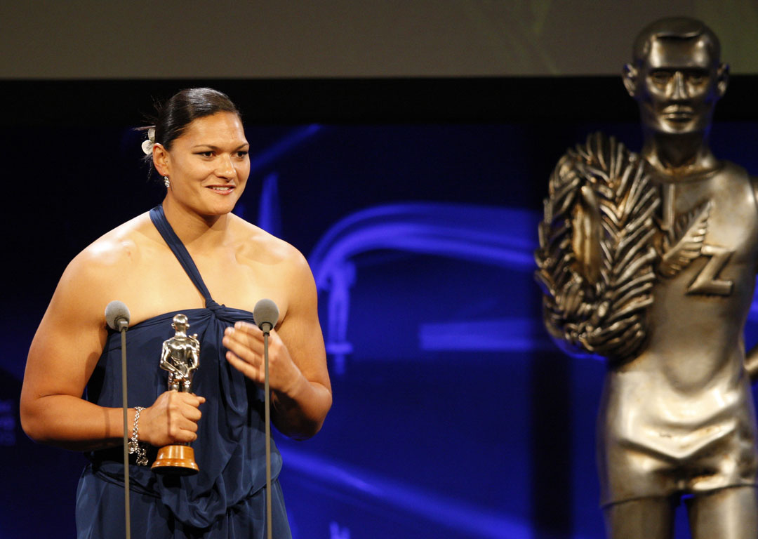 Valerie Adams receives the Westpac New Zealand Sportswomen of the Year at the 2011. Photo / Richard Robinson