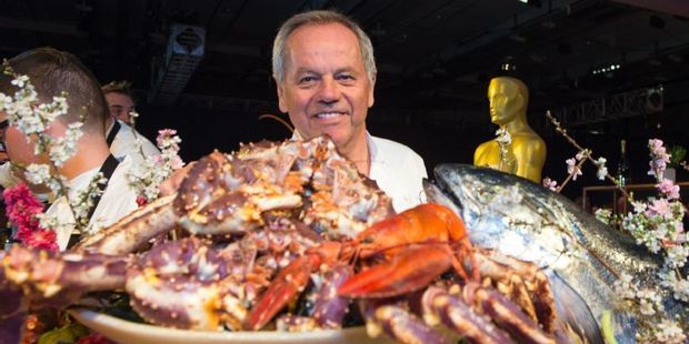 Master Chef Wolfgang Puck pose behind the crabs and fish during the Oscar Governors Ball preview.Photo /AFP