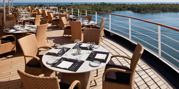 Outdoor dining on the deck.