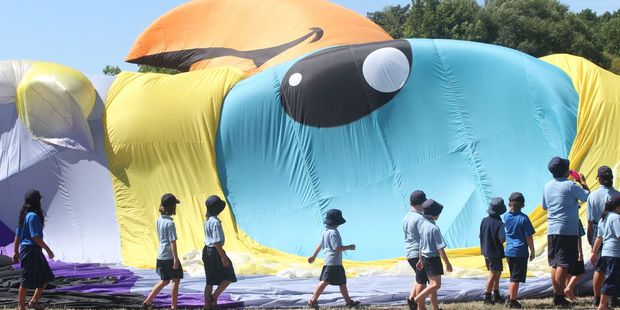Lakeview School students in Masterton walk past the gigantic eye of Owlbert Eyenstein, the balloon of Gary Moore of Arizona. PHOTO/ANDREW BONALLACK
