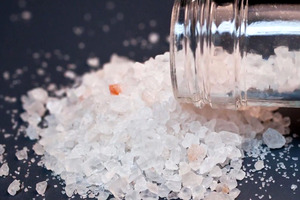 The effects of "bath salts" include hallucinations, erratic and aggressive behaviour, seizures and loss of consciousness.