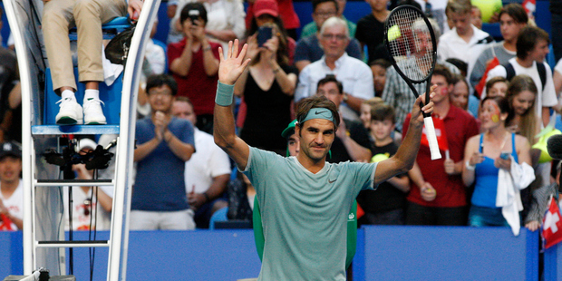 Roger Federer acknowledges the crowd during his Hopman Cup match against Briton Dan Evans. Photo/Photosport