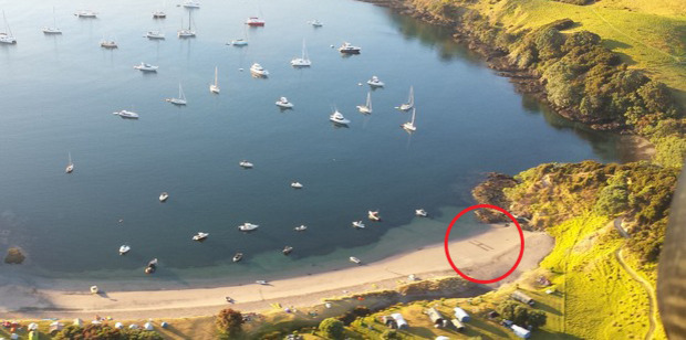 A young man drew an H in the sand on the right side of the beach on Urupukapuka Island. PHOTO/Auckland Rescue Helicopter Trust