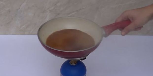 The experiment reveals the extreme difference in sugar content between Coke and Coke Zero. Photo / YouTube, Home Science