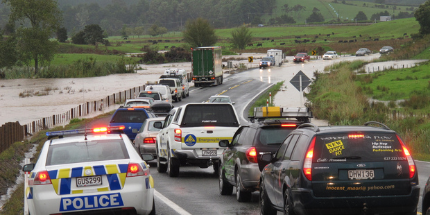 Flooding at the bottom of Bulls Gorge, south of Kerikeri, caused traffic chaos on State Highway 10 this afternoon. Photo/Peter de Graaf
