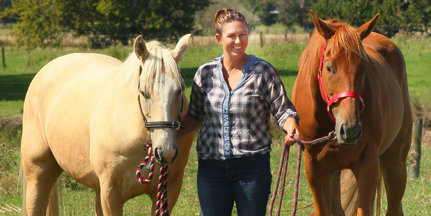 Aprendiendo lecciones de la vida de equino terapia - New Zealand Herald 1 Discover Through Horses owner Cara Burgess with her two horses Olly (right - the official Discover Through Horses mascot) and Noah.