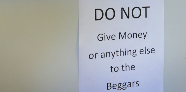 A sign in an Onekawa business discourages people from giving to beggars. Photo/Duncan Brown