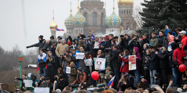 Thousands of people crowded in St.Petersburg on Sunday for an unsanctioned protest against the Russian government yesterday. Photo / AP