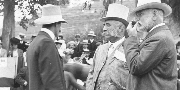 Michael Fowler: le Maire s'est lavé les mains de soap Américain - New Zealand Herald 1 John Vigor Brown, centre, could be easily identified by his lush whiskers and distinctive white top hat.
