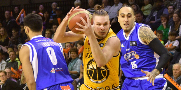 Brad Anderson and Leon Henry during the Taranaki Mountainairs v Wellington Saints match. Photo / Photosport