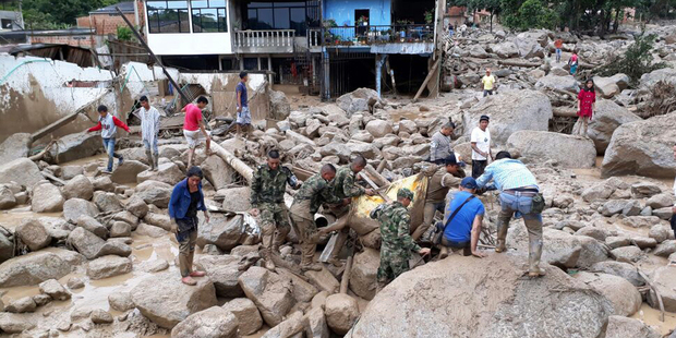 Colombian soldiers carry a victim, in Mocoa, Colombia. Photo / Colombian National Army