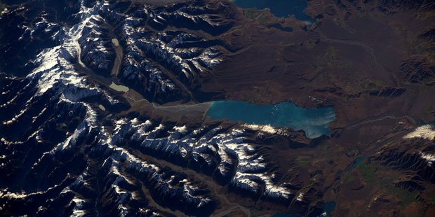 The photo posted on Twitter shows the snow-dusted peaks, ridges and valleys. Photo / @Thom_astro Twitter