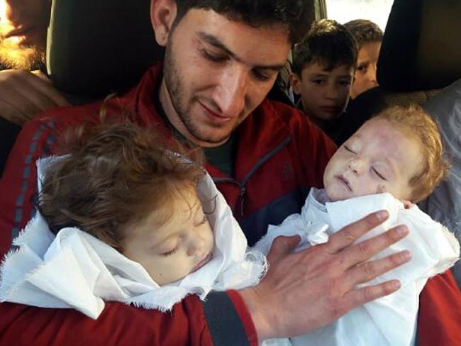 Abdul-Hamid Alyousef holds his twin babies who were killed by a chemical weapons attack in Khan Sheikhoun. Photo/AP