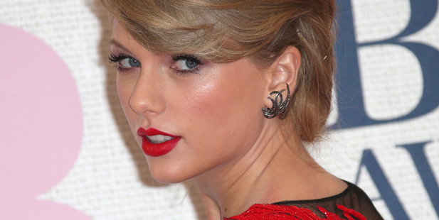 Taylor Swift sent a fan flowers and a handwritten note after skipping her graduation party. Photo/AP