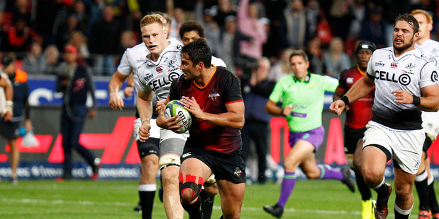 Lionel Cronje scampers downfield for the Southern Kings during their win over the sharks at Nelson Mandela Bay Stadium in Port Elizabeth this morning (NZT). Photo / Getty Images.