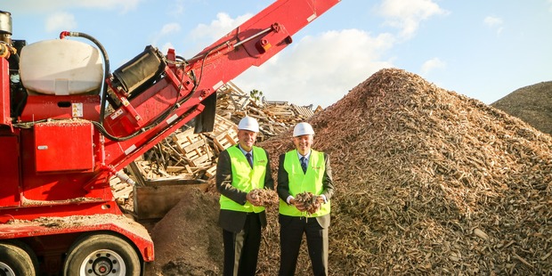 MP Todd Muller visiting Goodwood Ltd to see new good grinder in action. Photo/supplied