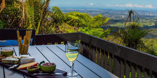 Dining in style with Awesome Walks. Photo / Supplied